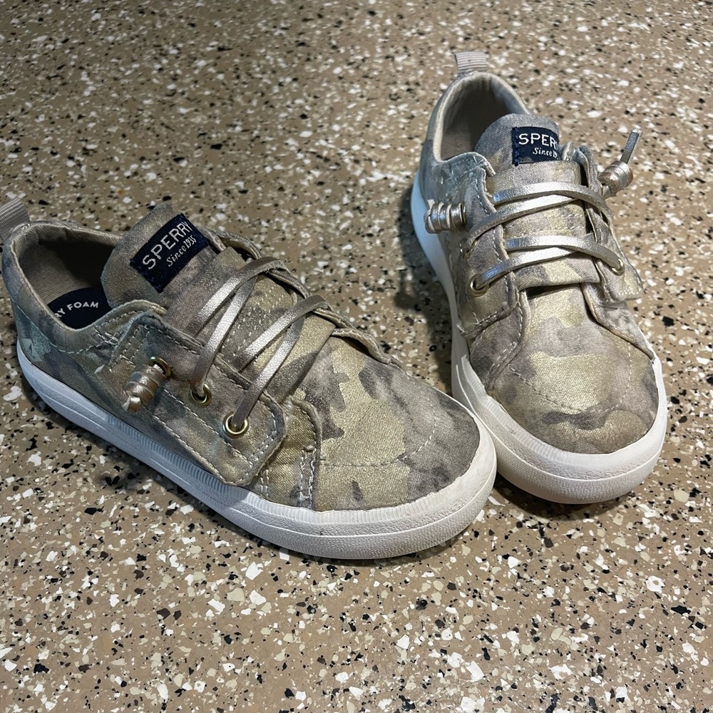 Girls camo metallic sperrys